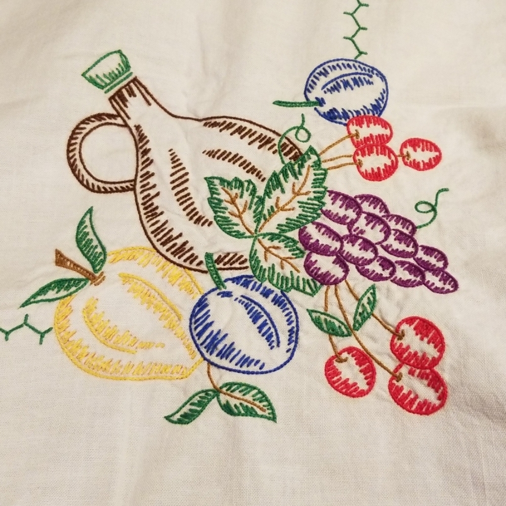 Small Fruit embroidered tablecloth - Picture 4 of 6